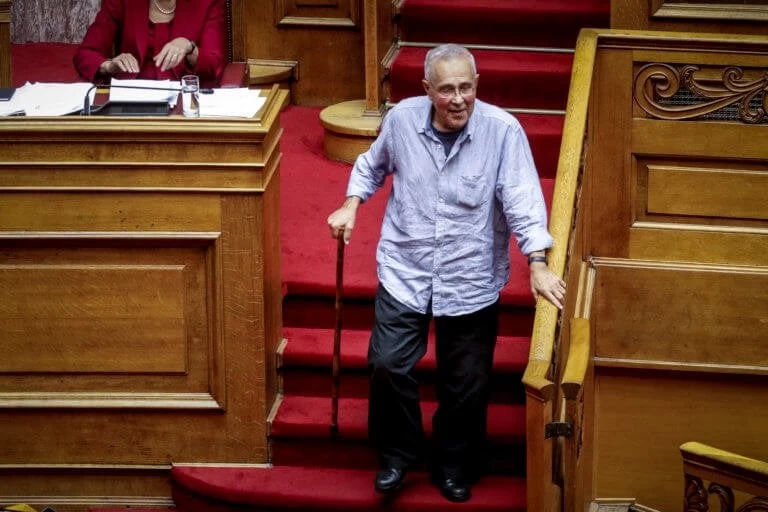 Ξεπουλιέται η Μακεδονία και ο Ζουράρις κάνει κρύα «αστειάκια» στη Βουλή (βίντεο)